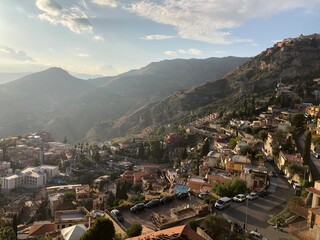 Coucher de soleil sur une colline ensoleill&eacute;e en Sicile.