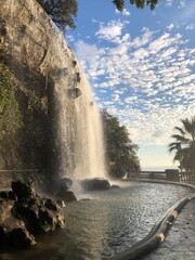 Superbe cascade sur la colline de Nice face &agrave; la mer.