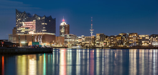 Fototapeta na wymiar Panorama HafenCity Hamburg zur Blauen Stunde