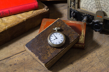 Reloj de bolsillo sobre libro antiguo