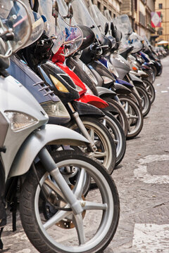 Stra&szlig;enszene mit Mofas