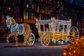 Zauberhafter Lichterglanz mit Kutsche auf dem Luisenplatz in Wiesbaden zur Weihnachtszeit
