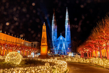weihnachtlich geschmückter Luisenplatz mit Waterloo-Obelisken und Bonifatiuskirche in Wiesbaden
