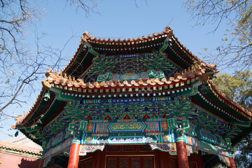 Fototapeta na wymiar Decoraciones en pagoda china