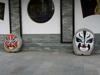 mascaras chinas pintadas en la piedra