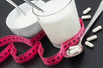 Gesunde Lebensmittel Kefir und Joghurt mit Darm Kapseln