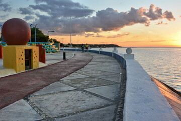 Anochecer en el paseo marítimo del Malecon, en la ciudad caribeña de Campeche, en el sureste de...