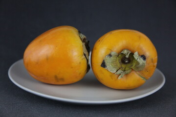 Orange Kaki Sharon auf einem Teller