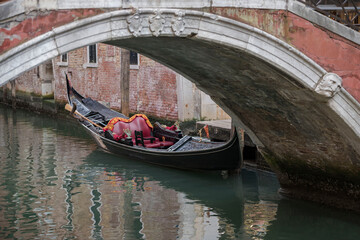 Fototapeta na wymiar gondola canal