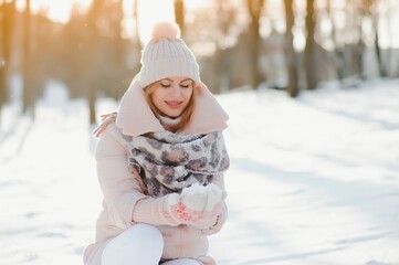 Obraz premium Beautiful smiling woman winter portrait