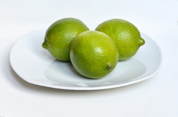 Assiettes de trois limes vertes