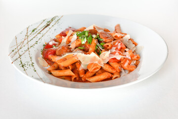 Assiette de pâtes penne avec parmesan