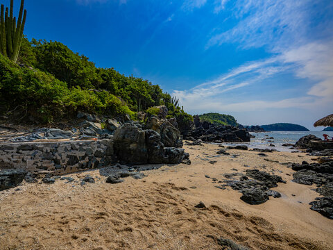playa de ixtapa y zihuatanejo mexico. 