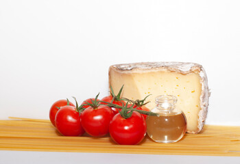Cheese, cherry tomatoes, olive oil and spagheeti