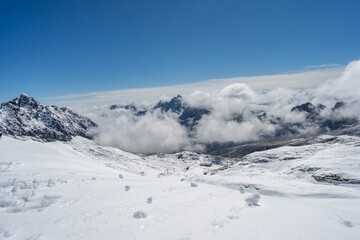 Obraz premium Snowy slope below Zugspitze Top of Germany in summer sunny blue sky