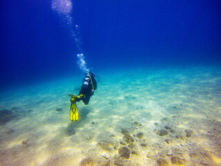 Taucherin im Wasser im Meer 