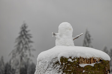 Schneemann im verschneiten Winterwald