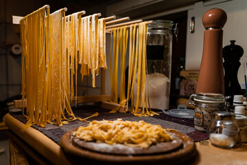 Selbstgemachte Pasta, zum trocknen aufgehängt