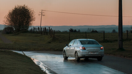 auto en dirección al horizonte sobre autopista en atardecer