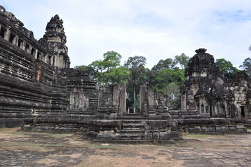 Naklejka premium Landscape view of the temples and ruins at Angkor Wat