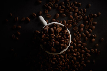 Taza de café con granos. Plano cenital.