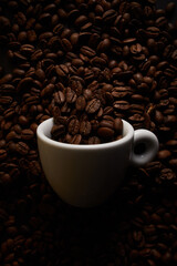 Taza de café con granos.
