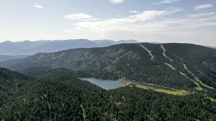 vue a&eacute;rienne du massif du Carlit et des lacs des Bouillouses