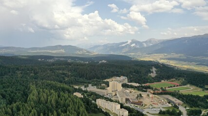 Naklejka premium station de montagne de Font-Romeu et four solaire d'Odeillo