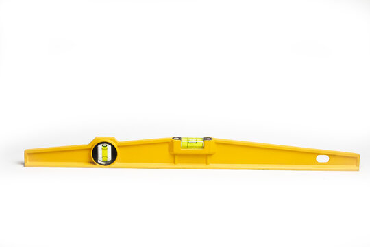 Herramienta nivel de burbujas amarillo sobre fondo blanco