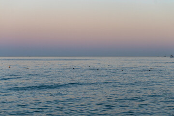 Obraz premium sea background of pastel sunset skies glowing above tranquil turquoise blue horizon