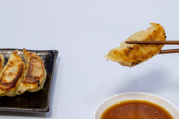 餃子を食べる