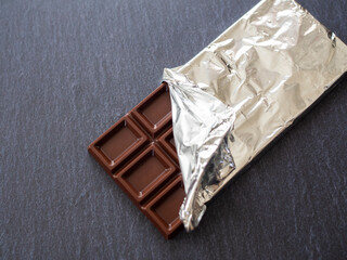 アルミ箔に包まれた板チョコレート