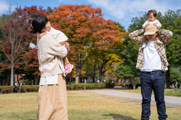 Fototapeta premium 秋の公園で遊ぶ家族・ファミリー 