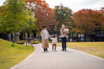 秋の公園で遊ぶ家族・ファミリー
