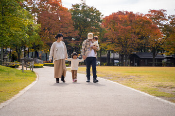 秋の公園で遊ぶ家族・ファミリー
