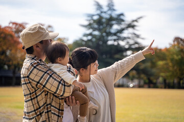 秋の公園で遊ぶ家族・ファミリー
