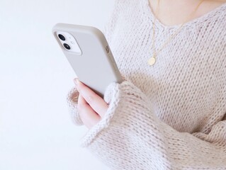 スマホを操作する女性