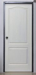 Fototapeta premium Stainless steel knob with white house door.