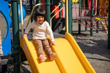 滑り台で遊ぶ子供
