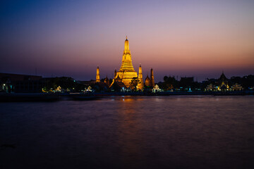 Obraz premium wat arun chao praya bangkok sunset