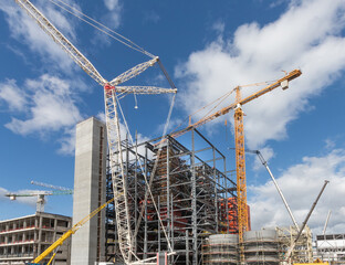 Construction crane for heavy lifting on a construction site of an industrial facility
