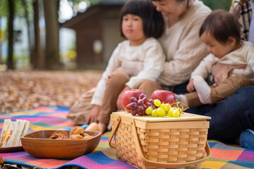 秋の公園で遊ぶ家族
