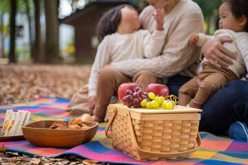 秋の公園で遊ぶ家族

