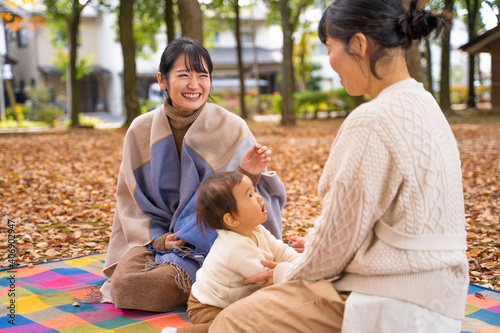 公園でママ友と話す女性 冗談 楽しい Wall Mural Buritora 公園でママ友と話す女性 冗談 楽しい Wall Mural Buritora