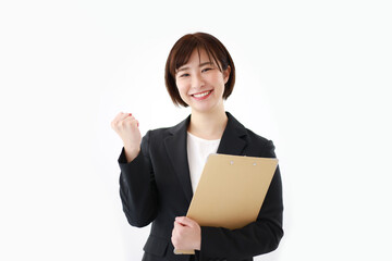 バインダーを持つ女性社員