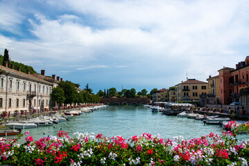 Fototapeta na wymiar Hafen, Peschiera del Garda, Venetien, Italien