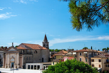 Fototapeta na wymiar Duomo di San Martino, Peschiera del Garda, Venetien, Italien