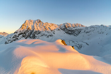 Sonnenuntergang in den verschneiten Bergen