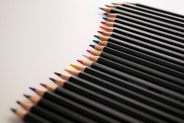 白背景の並んだ色鉛筆の背景素材
