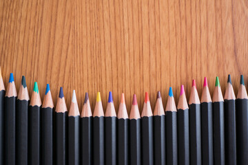 並んだ色鉛筆の背景素材